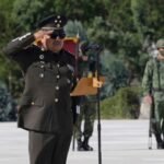 De las insignias al uniforme de prisión
