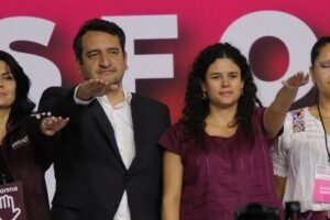 De la cúspide partidista a la trinchera de la Infodemia: la parábola de Luisa María Alcalde.